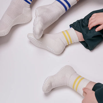 Rutschfeste Sportsocken Bio-Baumwolle weiß/gelb - GoBabyGo